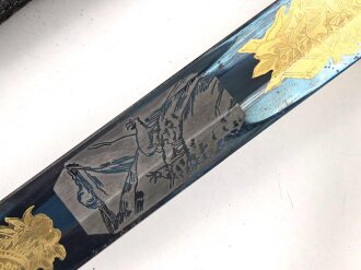 Hirschfänger mit Feldbinde und Koppelschuh in Luxusausführung. Der Hirschfänger von Eickhorn Solingen mit einer Gesamtlänge von 77cm in gutem Zustand, das Porteppe mit grünen Durchzügen.