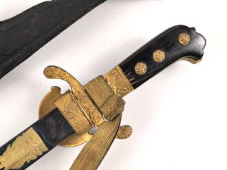 Hirschfänger mit Feldbinde und Koppelschuh in Luxusausführung. Der Hirschfänger von Eickhorn Solingen mit einer Gesamtlänge von 77cm in gutem Zustand, das Porteppe mit grünen Durchzügen.