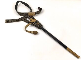 Hirschfänger mit Feldbinde und Koppelschuh in Luxusausführung. Der Hirschfänger von Eickhorn Solingen mit einer Gesamtlänge von 77cm in gutem Zustand, das Porteppe mit grünen Durchzügen.