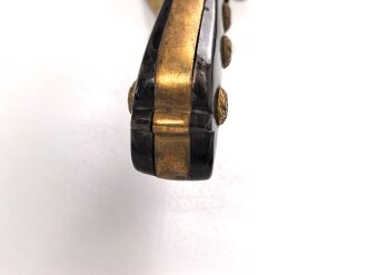 Hirschfänger mit Feldbinde und Koppelschuh in Luxusausführung. Der Hirschfänger von Eickhorn Solingen mit einer Gesamtlänge von 77cm in gutem Zustand, das Porteppe mit grünen Durchzügen.