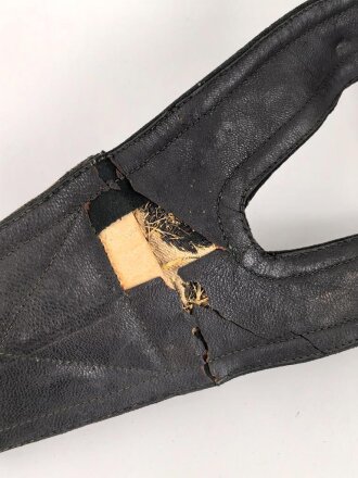 Hirschfänger mit Feldbinde und Koppelschuh in Luxusausführung. Der Hirschfänger von Eickhorn Solingen mit einer Gesamtlänge von 77cm in gutem Zustand, das Porteppe mit grünen Durchzügen.