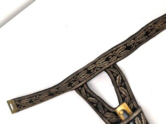 Hirschfänger mit Feldbinde und Koppelschuh in Luxusausführung. Der Hirschfänger von Eickhorn Solingen mit einer Gesamtlänge von 77cm in gutem Zustand, das Porteppe mit grünen Durchzügen.