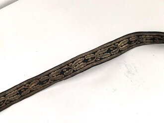 Hirschfänger mit Feldbinde und Koppelschuh in Luxusausführung. Der Hirschfänger von Eickhorn Solingen mit einer Gesamtlänge von 77cm in gutem Zustand, das Porteppe mit grünen Durchzügen.