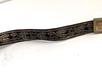 Hirschfänger mit Feldbinde und Koppelschuh in Luxusausführung. Der Hirschfänger von Eickhorn Solingen mit einer Gesamtlänge von 77cm in gutem Zustand, das Porteppe mit grünen Durchzügen.