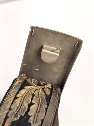 Hirschfänger mit Feldbinde und Koppelschuh in Luxusausführung. Der Hirschfänger von Eickhorn Solingen mit einer Gesamtlänge von 77cm in gutem Zustand, das Porteppe mit grünen Durchzügen.