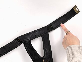 Hirschfänger mit Feldbinde und Koppelschuh in Luxusausführung. Der Hirschfänger von Eickhorn Solingen mit einer Gesamtlänge von 77cm in gutem Zustand, das Porteppe mit grünen Durchzügen.