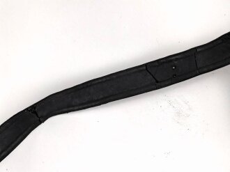 Hirschfänger mit Feldbinde und Koppelschuh in Luxusausführung. Der Hirschfänger von Eickhorn Solingen mit einer Gesamtlänge von 77cm in gutem Zustand, das Porteppe mit grünen Durchzügen.