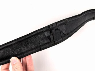 Hirschfänger mit Feldbinde und Koppelschuh in Luxusausführung. Der Hirschfänger von Eickhorn Solingen mit einer Gesamtlänge von 77cm in gutem Zustand, das Porteppe mit grünen Durchzügen.