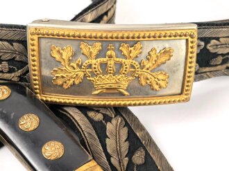 Hirschfänger mit Feldbinde und Koppelschuh in Luxusausführung. Der Hirschfänger von Eickhorn Solingen mit einer Gesamtlänge von 77cm in gutem Zustand, das Porteppe mit grünen Durchzügen.