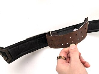 Hirschfänger mit Feldbinde und Koppelschuh in Luxusausführung. Der Hirschfänger von Eickhorn Solingen mit einer Gesamtlänge von 77cm in gutem Zustand, das Porteppe mit grünen Durchzügen.