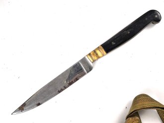 Hirschfänger mit Feldbinde und Koppelschuh in Luxusausführung. Der Hirschfänger von Eickhorn Solingen mit einer Gesamtlänge von 77cm in gutem Zustand, das Porteppe mit grünen Durchzügen.