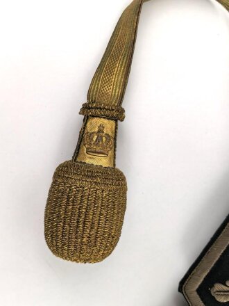 Hirschfänger mit Feldbinde und Koppelschuh in Luxusausführung. Der Hirschfänger von Eickhorn Solingen mit einer Gesamtlänge von 77cm in gutem Zustand, das Porteppe mit grünen Durchzügen.