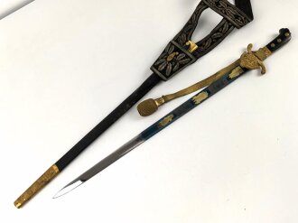 Hirschfänger mit Feldbinde und Koppelschuh in Luxusausführung. Der Hirschfänger von Eickhorn Solingen mit einer Gesamtlänge von 77cm in gutem Zustand, das Porteppe mit grünen Durchzügen.