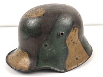 1. Weltkrieg, Stahlhelmglocke mit originalem Tarnanstrich. Getragenes Stück, Innen warum auch immer neuzeitlich überlackiert. Glockengrösse 66