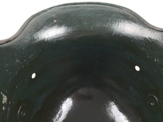 1. Weltkrieg, Stahlhelmglocke mit originalem Tarnanstrich. Getragenes Stück, Innen warum auch immer neuzeitlich überlackiert. Glockengrösse 66