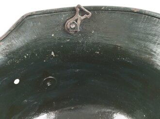 1. Weltkrieg, Stahlhelmglocke mit originalem Tarnanstrich. Getragenes Stück, Innen warum auch immer neuzeitlich überlackiert. Glockengrösse 66