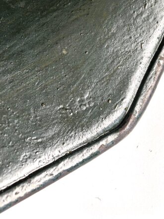 1. Weltkrieg, Stahlhelmglocke mit originalem Tarnanstrich. Getragenes Stück, Innen warum auch immer neuzeitlich überlackiert. Glockengrösse 66