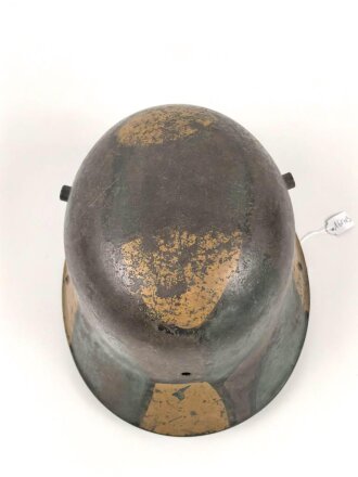 1. Weltkrieg, Stahlhelmglocke mit originalem Tarnanstrich. Getragenes Stück, Innen warum auch immer neuzeitlich überlackiert. Glockengrösse 66