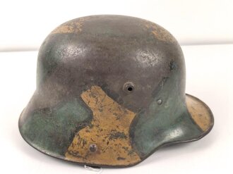 1. Weltkrieg, Stahlhelmglocke mit originalem Tarnanstrich. Getragenes Stück, Innen warum auch immer neuzeitlich überlackiert. Glockengrösse 66