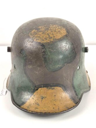 1. Weltkrieg, Stahlhelmglocke mit originalem Tarnanstrich. Getragenes Stück, Innen warum auch immer neuzeitlich überlackiert. Glockengrösse 66