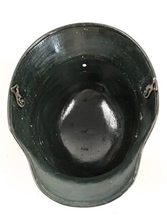 1. Weltkrieg, Stahlhelmglocke mit originalem Tarnanstrich. Getragenes Stück, Innen warum auch immer neuzeitlich überlackiert. Glockengrösse 66