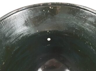 1. Weltkrieg, Stahlhelmglocke mit originalem Tarnanstrich. Getragenes Stück, Innen warum auch immer neuzeitlich überlackiert. Glockengrösse 66