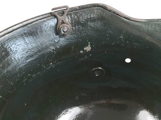 1. Weltkrieg, Stahlhelmglocke mit originalem Tarnanstrich. Getragenes Stück, Innen warum auch immer neuzeitlich überlackiert. Glockengrösse 66