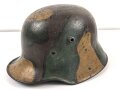 1. Weltkrieg, Stahlhelmglocke mit originalem Tarnanstrich. Getragenes Stück, Innen warum auch immer neuzeitlich überlackiert. Glockengrösse 66