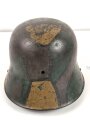 1. Weltkrieg, Stahlhelmglocke mit originalem Tarnanstrich. Getragenes Stück, Innen warum auch immer neuzeitlich überlackiert. Glockengrösse 66