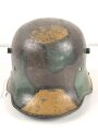 1. Weltkrieg, Stahlhelmglocke mit originalem Tarnanstrich. Getragenes Stück, Innen warum auch immer neuzeitlich überlackiert. Glockengrösse 66
