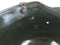 1. Weltkrieg, Stahlhelmglocke mit originalem Tarnanstrich. Getragenes Stück, Innen warum auch immer neuzeitlich überlackiert. Glockengrösse 66