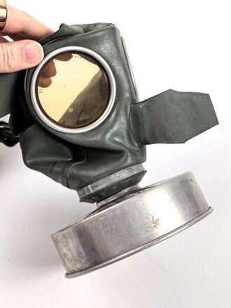 Volksgasmaske VM 40 in Tragetasche, guter Gesamtzustand