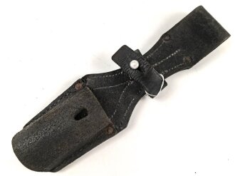 Koppelschuh zum Seitengewehr 98/05 der Reichswehr. Der Koppelschuh aus der Zeit des 1. Weltkrieg, von der Reichswehr übernommen und mit zusätzlicher Schlaufe versehen. Saubere Kammerarbeit