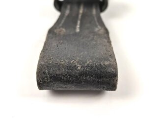 Koppelschuh zum Seitengewehr 98/05 der Reichswehr. Der Koppelschuh aus der Zeit des 1. Weltkrieg, von der Reichswehr übernommen und mit zusätzlicher Schlaufe versehen. Saubere Kammerarbeit