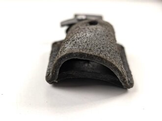 Koppelschuh zum Seitengewehr 98/05 der Reichswehr. Der Koppelschuh aus der Zeit des 1. Weltkrieg, von der Reichswehr übernommen und mit zusätzlicher Schlaufe versehen. Saubere Kammerarbeit