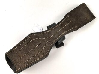 Koppelschuh zum Seitengewehr 98/05 der Reichswehr. Der Koppelschuh aus der Zeit des 1. Weltkrieg, von der Reichswehr übernommen und mit zusätzlicher Schlaufe versehen. Saubere Kammerarbeit