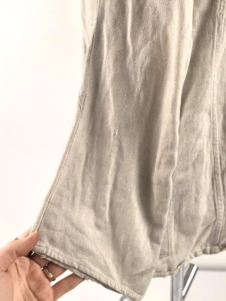 Drillichjacke und Hose rohweiss, mir so unbekannt, eventuell früher Reichsarbeitsdienst ?