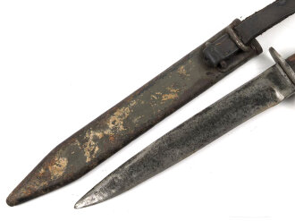 Österreich 1. Weltkrieg, Grabendolch, Kampfmesser Modell 1917. Getragenes Stück, Scheide Originallack, Lederschlaufe weich. Ungereinigtes Stück