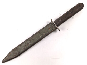 Österreich 1. Weltkrieg, Grabendolch, Kampfmesser Modell 1917. Getragenes Stück, Scheide Originallack, Lederschlaufe weich. Ungereinigtes Stück