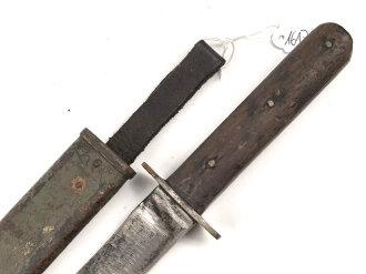 Österreich 1. Weltkrieg, Grabendolch, Kampfmesser Modell 1917. Getragenes Stück, Scheide Originallack, Lederschlaufe weich. Ungereinigtes Stück