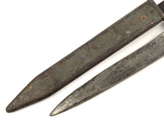 Österreich 1. Weltkrieg, Grabendolch, Kampfmesser Modell 1917. Getragenes Stück, Scheide Originallack, Lederschlaufe weich. Ungereinigtes Stück