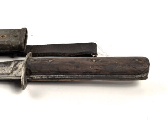 Österreich 1. Weltkrieg, Grabendolch, Kampfmesser Modell 1917. Getragenes Stück, Scheide Originallack, Lederschlaufe weich. Ungereinigtes Stück