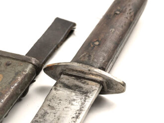 Österreich 1. Weltkrieg, Grabendolch, Kampfmesser Modell 1917. Getragenes Stück, Scheide Originallack, Lederschlaufe weich. Ungereinigtes Stück