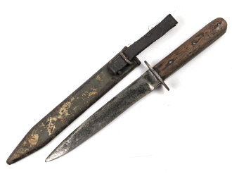 Österreich 1. Weltkrieg, Grabendolch, Kampfmesser Modell 1917. Getragenes Stück, Scheide Originallack, Lederschlaufe weich. Ungereinigtes Stück