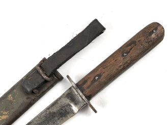 Österreich 1. Weltkrieg, Grabendolch, Kampfmesser Modell 1917. Getragenes Stück, Scheide Originallack, Lederschlaufe weich. Ungereinigtes Stück
