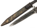 Österreich 1. Weltkrieg, Grabendolch, Kampfmesser Modell 1917. Getragenes Stück, Scheide Originallack, Lederschlaufe weich. Ungereinigtes Stück