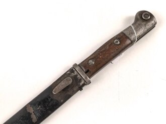 1. Weltkrieg, Seitengewehr 14 in Stahlblechscheide. Die Scheide verbeult und neuzeitlich lackiert