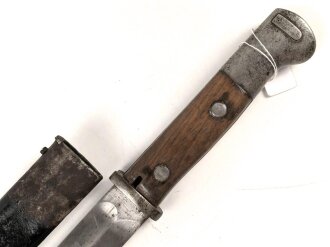 1. Weltkrieg, Seitengewehr 14 in Stahlblechscheide. Die Scheide verbeult und neuzeitlich lackiert