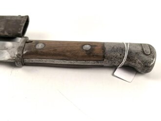 1. Weltkrieg, Seitengewehr 14 in Stahlblechscheide. Die Scheide verbeult und neuzeitlich lackiert