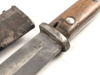 1. Weltkrieg, Seitengewehr 14 in Stahlblechscheide. Die Scheide verbeult und neuzeitlich lackiert